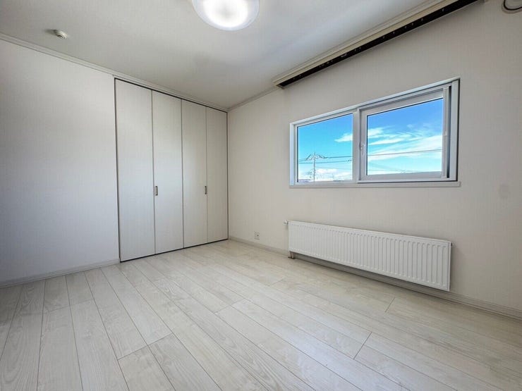 ≪洋室2≫
約6帖の洋室。南西向きで陽当たり良好。全居室収納がございます。