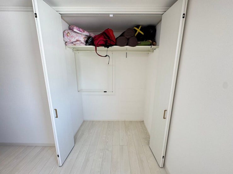 ≪クローゼット≫
奥行きのある収納スペースで、住空間をすっきりと見せる事ができます。