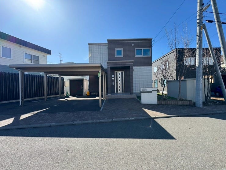 【外観】
≪外観≫
中央バス『緑ヶ丘5丁目』停から徒歩6分、閑静な住宅地です。
ご質問等があれば、お気軽にお問い合わせください! ■TEL:011-215-0790■