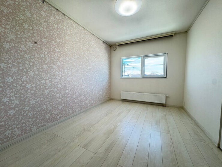 ≪洋室3≫
約6帖の洋室。全居室6帖以上あり、ゆったりとした空間です。