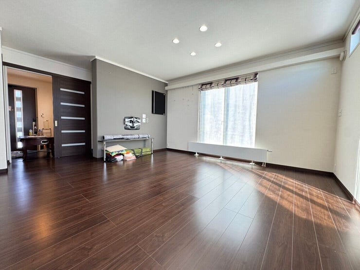 ≪リビング≫
ダークブラウンの床・建具でお部屋が引き締まり、落ち着きのある空間になっています。