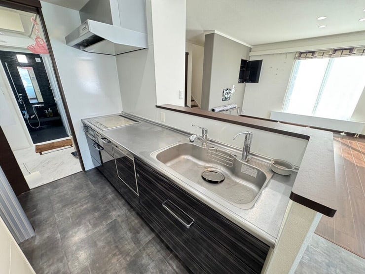 ≪キッチン≫
落ち着きのある配色のキッチン。IHクッキングヒーター採用でお手入れが簡単。食洗機付きで時短も可能です。