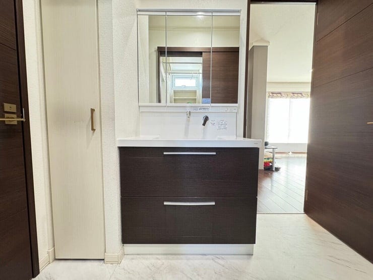 ≪洗面室≫
脱衣室と洗面室が分かれており、急な来客でも生活感をみせることなく手を洗うことができます。