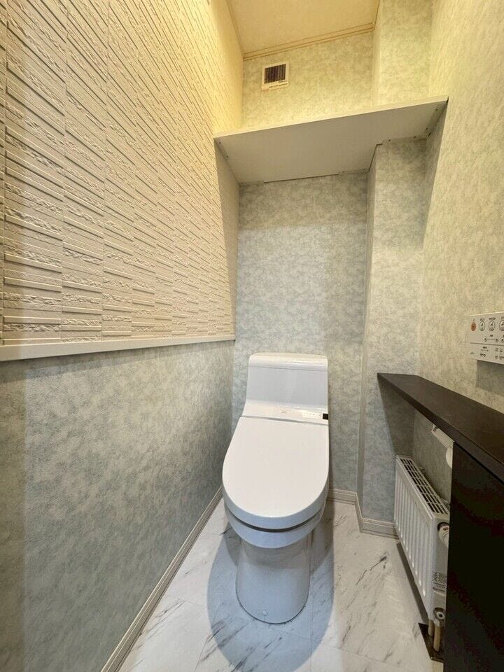 ≪トイレ≫
壁一部に脱臭・調湿機能のあるエコカラットを施工。においやカビなどを軽減してくれます。暖房もついており、寒い冬も快適です。
