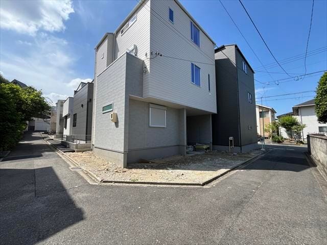 幅員約2.7mの前面道路です。セットバックが必要となりますが、道路幅が広がるので車の出し入れもしやすくなります。