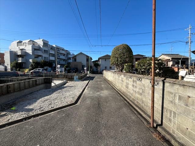 幅員約2.7mの北側前面道路です。セットバックが必要となりますが、道路幅が広がるので車の出し入れもしやすくなりますね。
(2025年11月25日撮影)