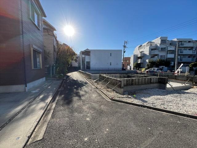 幅員約2.7mの東側前面道路です。セットバックが必要となりますが、緊急車両なども入ってこれるようになるので災害時にも安心ですね。
(2025年11月25日撮影)