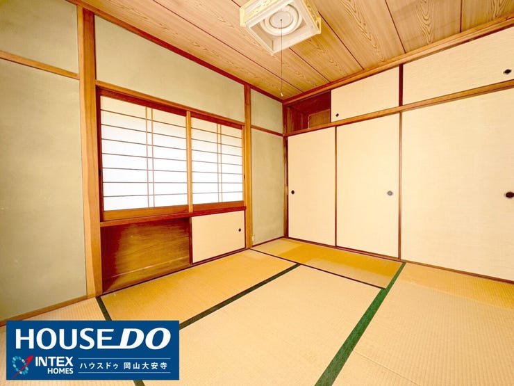 【和のぬくもりで落ち着く空間!お昼寝や遊び場に最適な和室】
畳の温もりがある和室! 子どもの遊び場や、来客時のおもてなし空間に最適。将来的に洋室へリフォームする選択肢もありますよ!