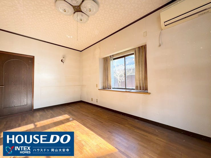 【陽光溢れる明るい洋室!ご夫婦の寝室やお子様の部屋にも最適】
南側に面しているため、太陽の光がたっぷりと差し込む明るい洋室です!フローリング仕様でお掃除も楽に。ご夫婦のゆったりとした寝室としても^^