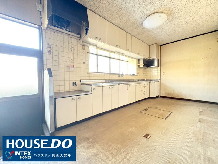 【食事の時間が待ち遠しい!家族の笑顔が集まる広々ダイニングスペース】
お子様が成長してもゆったり使える広々とした空間です!大きなテーブルを置いて、家族団らんの賑やかな食事を楽しめますね