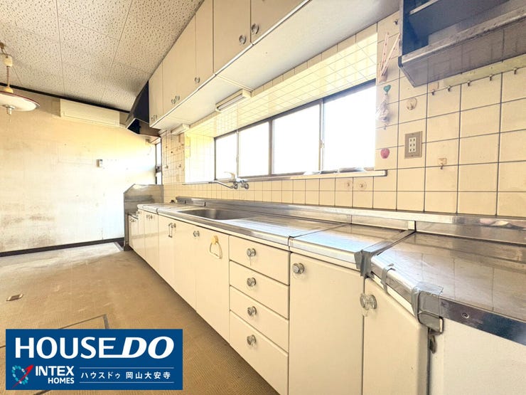 【収納力豊富なキッチン】
広さのあるキッチン空間!リフォームで最新のシステムキッチンを導入すれば、お料理の時間がもっと楽しく、快適になりますよ!