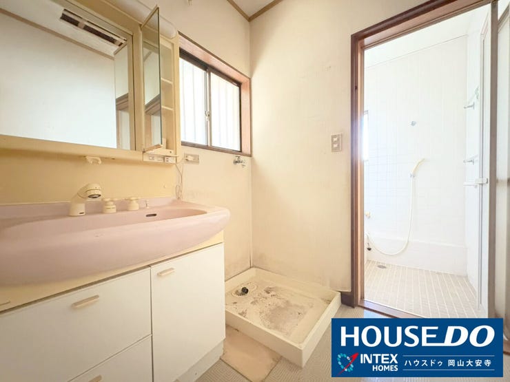 【身だしなみを整える大切な場所!窓付きで明るい洗面脱衣所】
朝の忙しい時間帯もスムーズ!鏡の裏にも収納スペースがある洗面化粧台です。