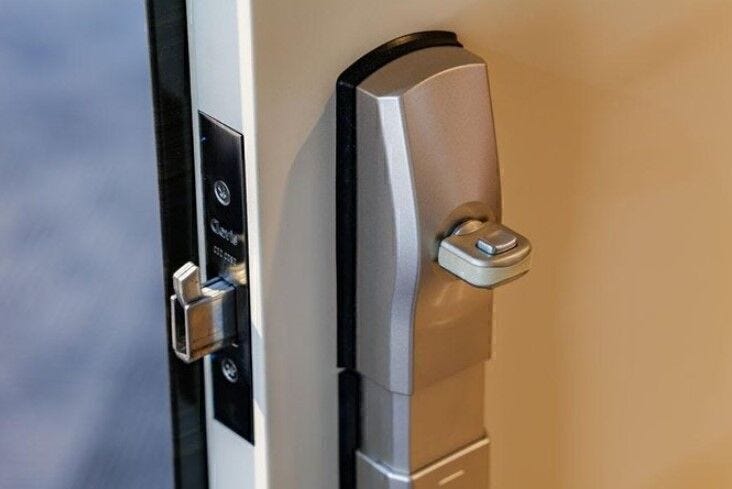 【鎌付デッドボルト・防犯サムターン】不正解錠を防止する防犯サムターン。バールなどの工具によるこじ開けに強い鎌式デッドボルト錠を採用。(同仕様)