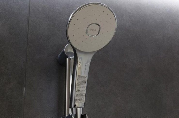 【エコアクアシャワー】ヘッドに内蔵した羽根車で少ない水量でも勢いのあるシャワーを可能にした節水シャワーです。