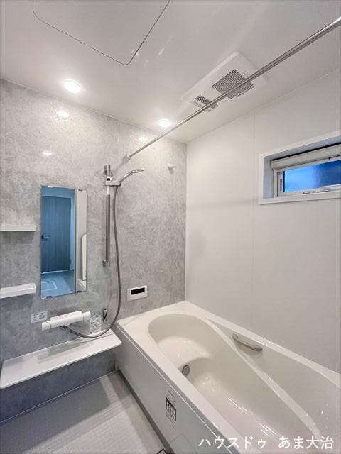 明るく清潔感のあるバスルーム。浴室乾燥機があることで雨の日の洗濯物も安心です。