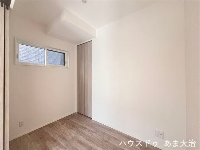 リビングに隣接した3帖洋室はお子様のプレイスペースとしても。リビングから目が届き、安心です。