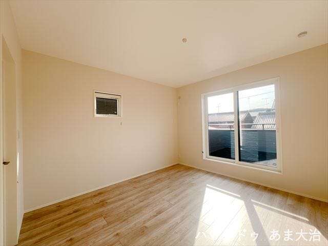 8帖洋室:南向きバルコニーに面した洋室は2階居室で一番広いお部屋です。ベッドを2台置いてご夫婦の主寝室にピッタリ。