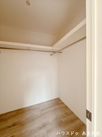 ウォークインクローゼットはゆとりの広さ。三方にバーがあるのでたっぷりのお洋服を収納することができます。