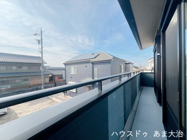 南向きバルコニーは日当たり良好。2部屋から出入りができ洗濯物の取り込みもスムーズにできます。