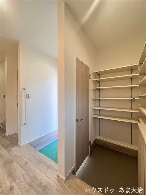 お客様が使うメイン玄関と家族が使う玄関用に仕切りのあるファミリー玄関採用。L字に可動棚があり家族みんなの靴がスッキリ収納できます。