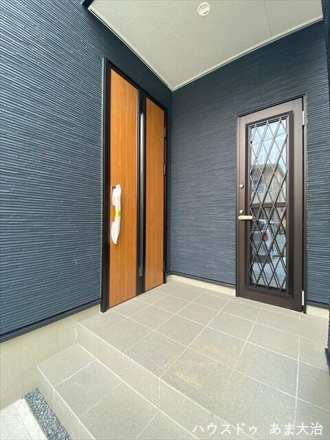 玄関ポーチには屋外用物置きがあります。お子様の外遊びグッズやゴミなども室内に置く必要がないため、汚れや匂いの対策にも◎。