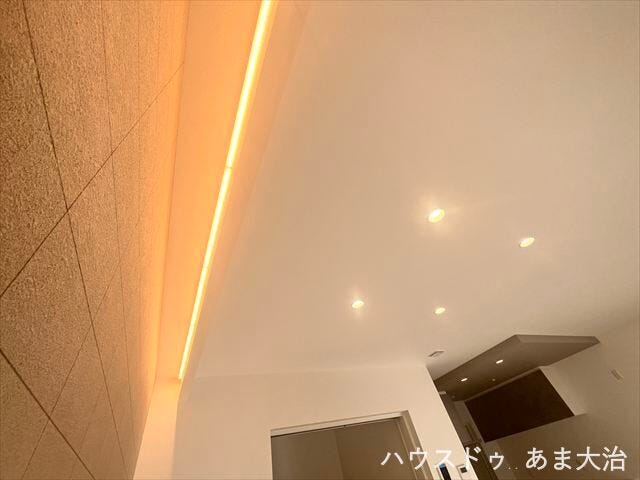 間接照明がリビング空間に広がりを感じさせてくれます。