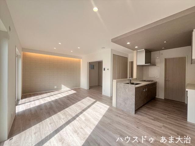 全居室フローリングで家具選びもより楽しめそうです。17.5帖のLDKには床暖房付きで足元から温まることができます。