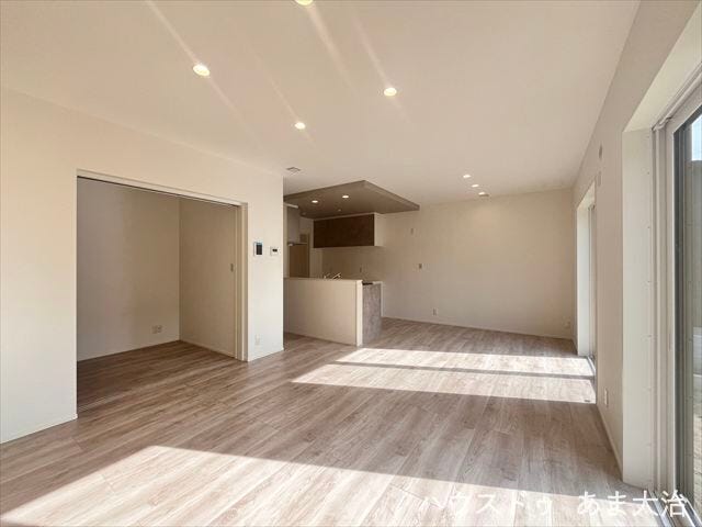 ダウンライトがリビング全体を照らしてくれます。シーリングライトではないため天井がスッキリしていて空間に広がりが感じられますね。