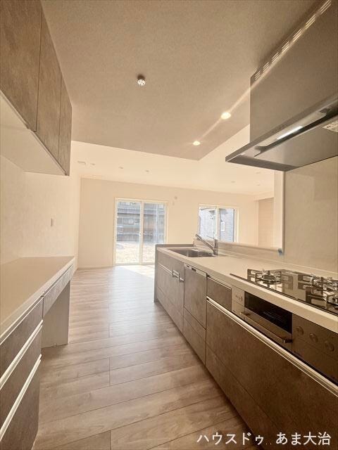 キッチン背面にカップボード設置済み。初期費用が抑えられ、また据え置きではないので地震の際にも倒れる心配がありません。