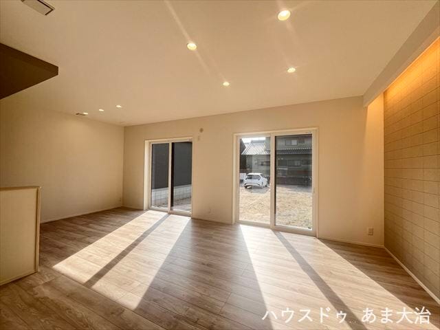 南向きの2か所の掃き出し窓から明るい光が入ります。家族みんなで寛げる居心地のいい空間。