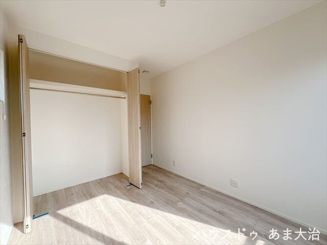 天井まである両開きドアのクローゼットはどこに何があるか一目瞭然。いつでも室内はスッキリ。