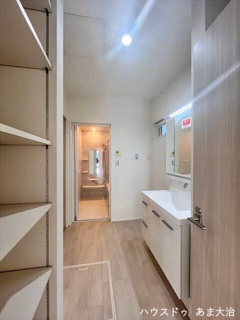 キッチンと洗面室の間には稼働棚のある収納スペースがあります。キッチンのストック品はもちろんリネン庫としての活用も可能。