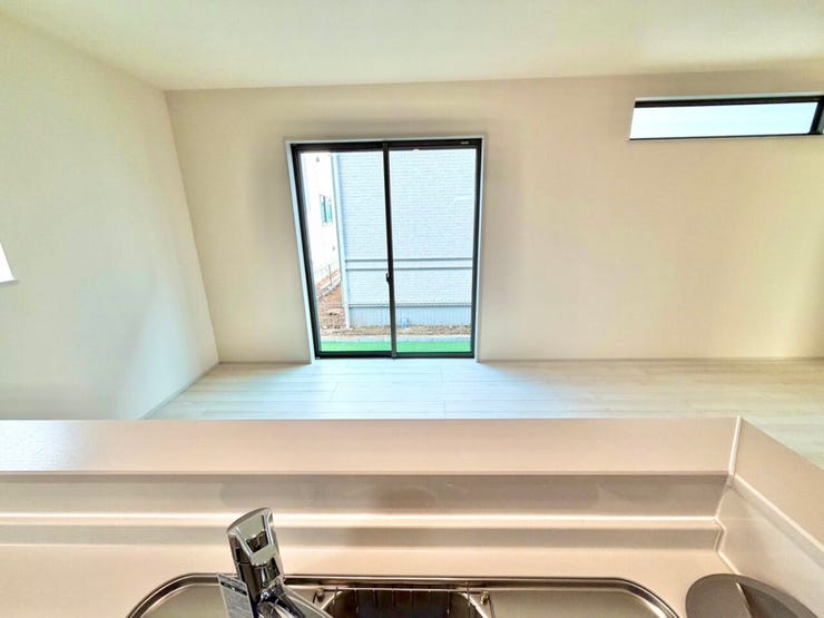 キッチンからはリビング全体を見渡す事ができます。