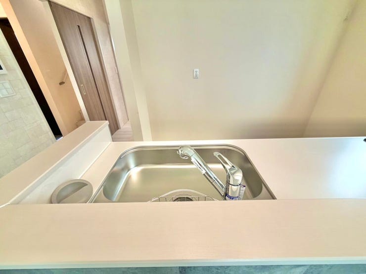 対面式のキッチンで家族と楽しい時間を過ごしながら家事を行えます。