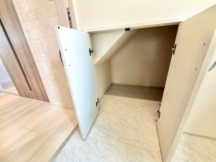 洗面所に便利な収納がございます。