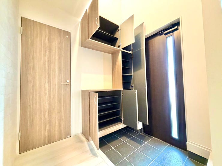 玄関にある収納棚で履物の収納に困りません。