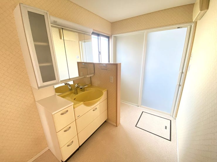 明るいイエローの洗面ボウルがアクセントの洗面台。使い勝手の良い三面鏡と収納キャビネットで日用品もスッキリ♪