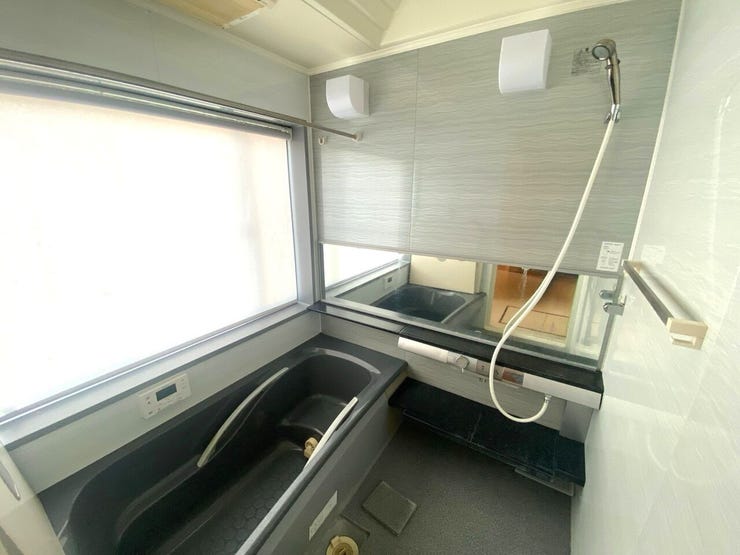 追い焚き機能&浴室乾燥機付き!大きな窓もあるので、明るく、換気もしやすい浴室です☆