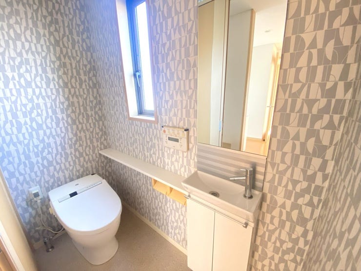 アクセントクロスがオシャレな清潔感のある1階トイレ。