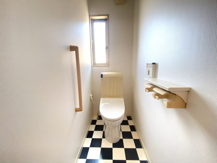 2階トイレ。手すりつきなので、立ち上がる時もラクラク♪
