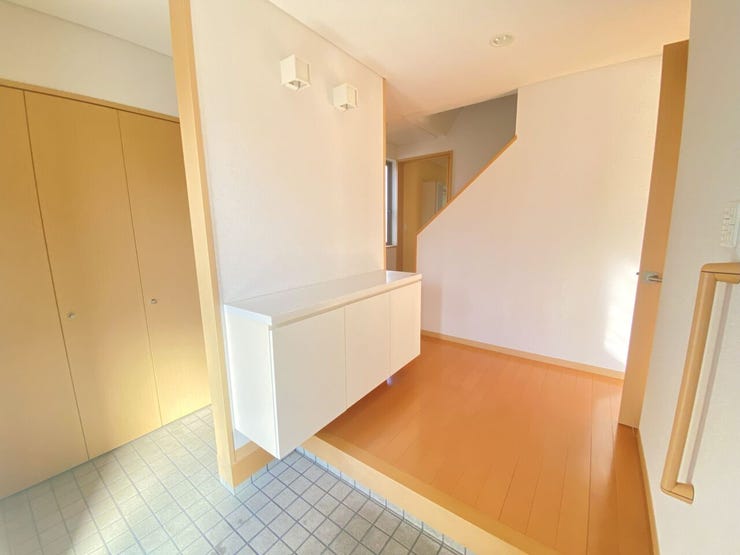 玄関には大容量の収納を完備☆
様々な道具もすっきり収納できます!