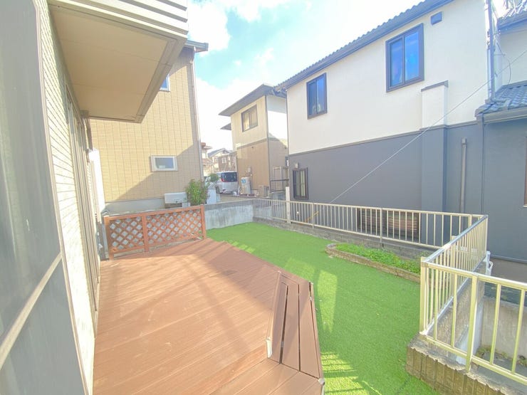開放的なウッドデッキ付き。天気のいい日は外でゆったりと過ごせる心地よいスペースです(^^♪
