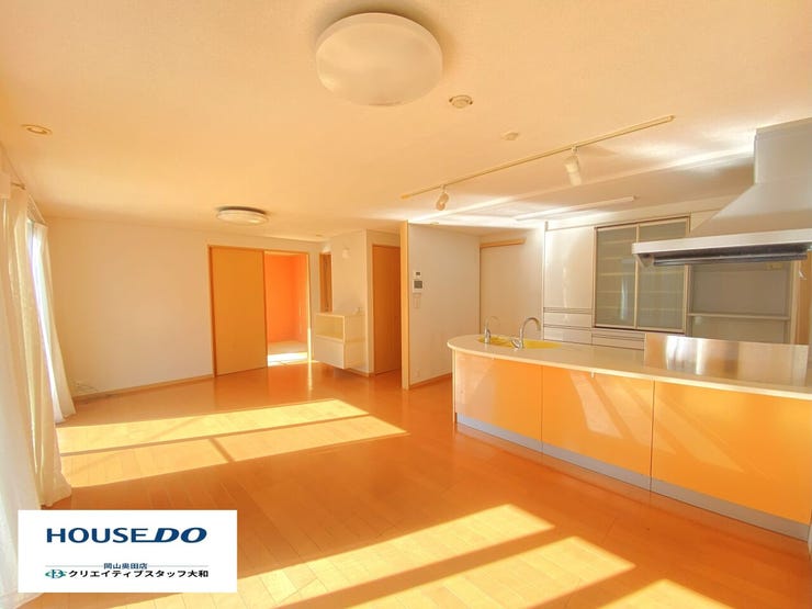 15畳の広々としたリビング。採光もよく、開放感のある空間で、毎日快適に過ごせます♪