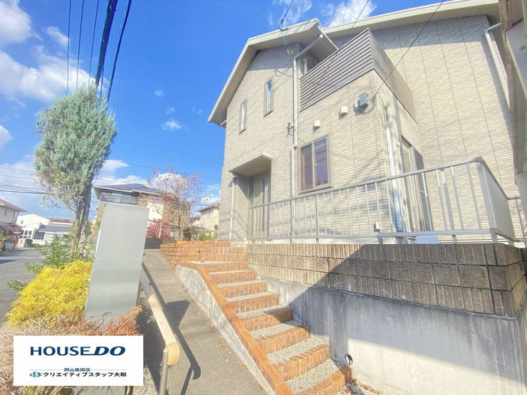 手すり付きのアプローチで安全性にも配慮されています(^^)/