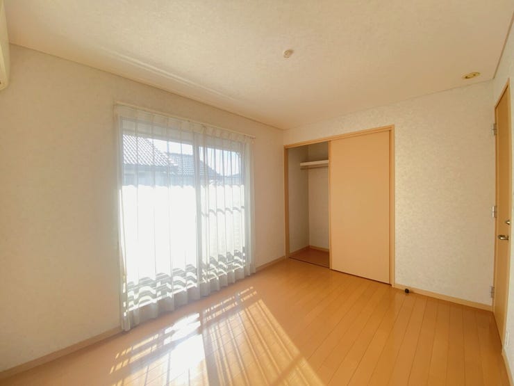 6畳の居室。バルコニーがあります。