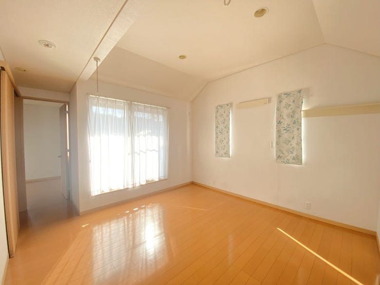 8.5畳の居室。バルコニーがあります。