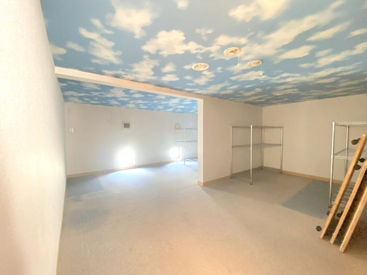 大型荷物の収納に便利な納戸付き。生活空間をすっきり保てます。