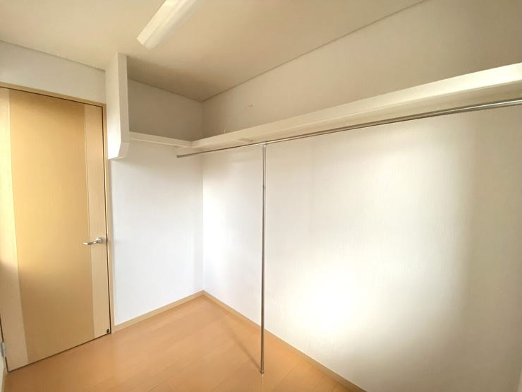 ウォークインクローゼットを完備しており、衣類はもちろん、布団やスーツケース等、大きな荷物も収納可能です(^^♪
