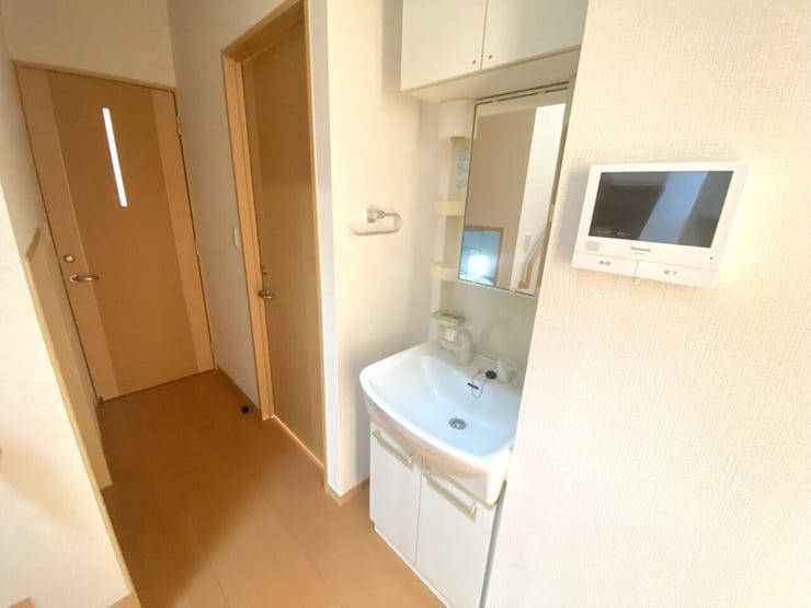 2階にも洗面台やモニター付きインターホンを設置。朝の身支度や来客対応もしやすく、快適です♪