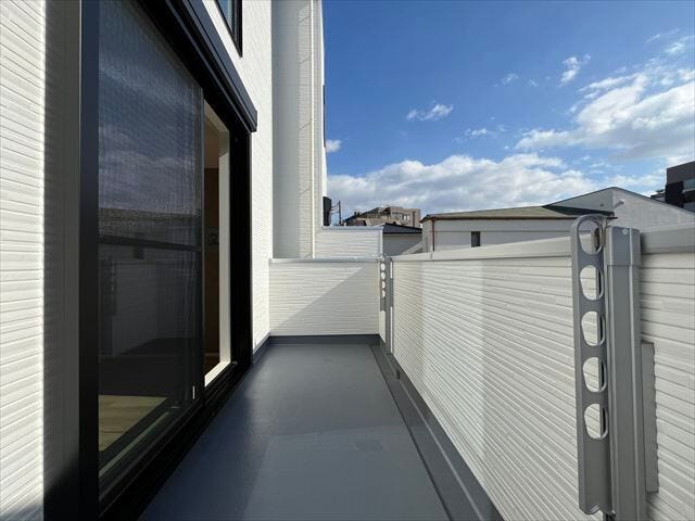 2階バルコニー:
(2025年11月28日撮影)